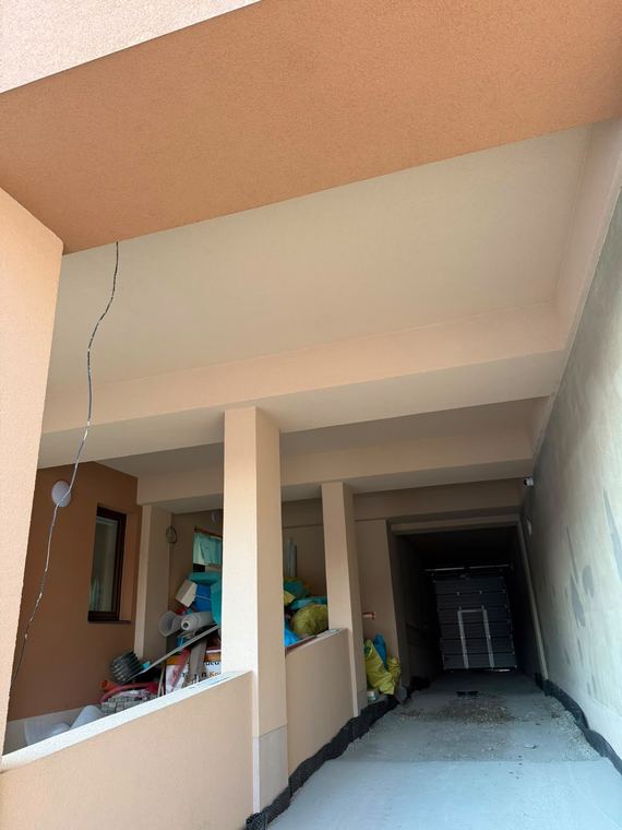 Dokončený průjezd bytového domu s novými omítkami a nátěry