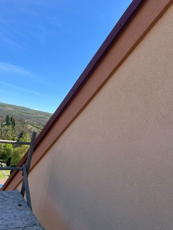 Detail přesné hrany fasády s dokončenou omítkou