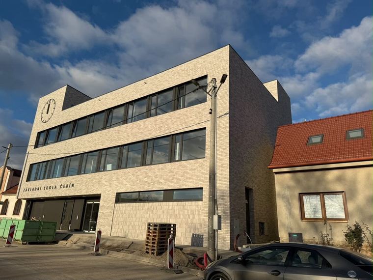 Komerční budova s kamennou obkladovou fasádou