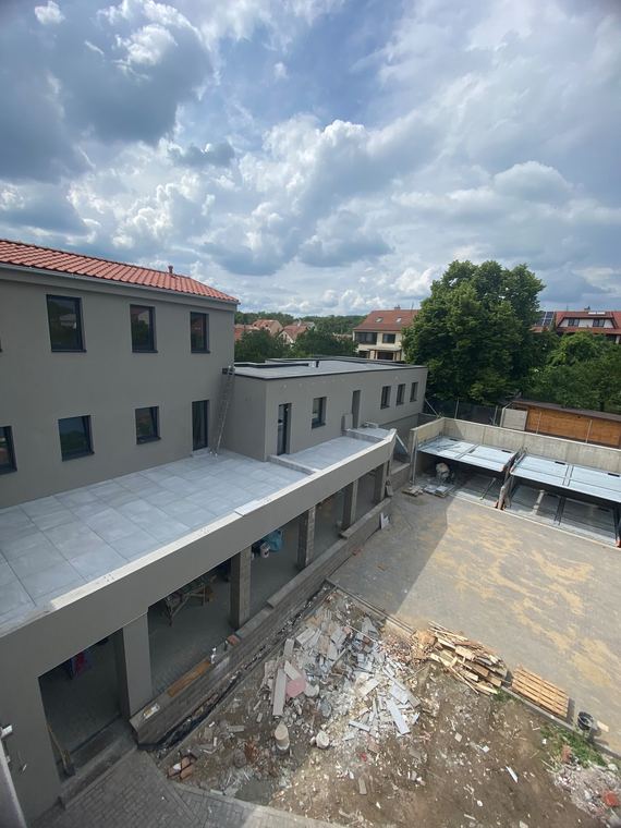 Novostavba bytového komplexu v průběhu realizace fasád