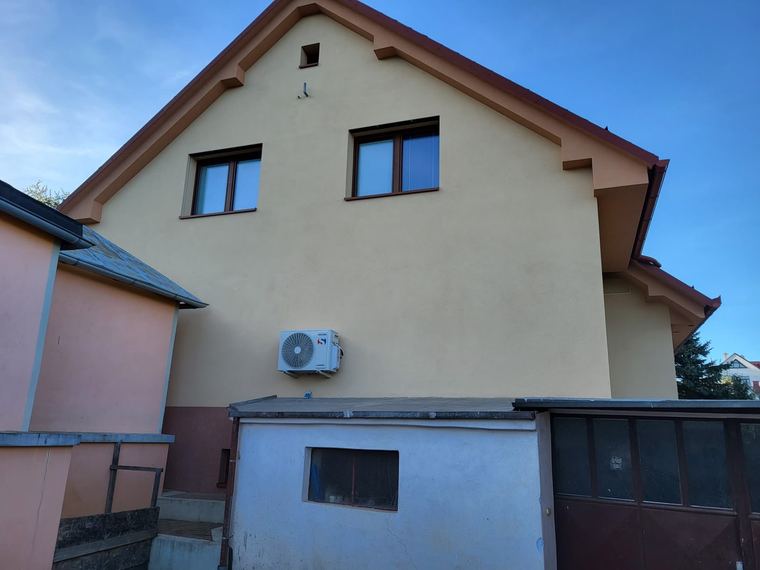 Rodinný dům s dokončenou béžovou fasádou