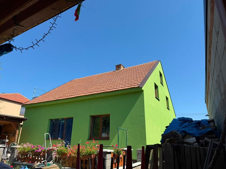 Boční fasáda a štít rodinného domu po dokončení zateplení