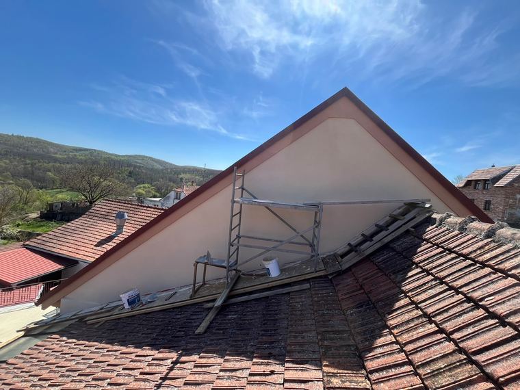Střecha s pokládanou pálenou krytinou a hřebenáči